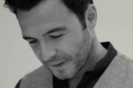 Fan háo hức với MV ca khúc kinh điển ngày cưới "Beautiful in White"