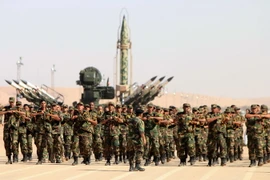 Lực lượng quân đội của Tướng Khalifa Haftar diễu binh tại Benghazi, Libya ngày 7/5. (Nguồn: AFP/TTXVN)