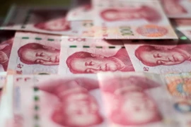 Đồng tiền 100 nhân dân tệ tại Bắc Kinh, Trung Quốc. (Nguồn: AFP/TTXVN)