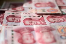 Đồng tiền 100 nhân dân tệ tại Bắc Kinh, Trung Quốc. (Nguồn: AFP/TTXVN)