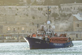 Tàu chở người di cư Lifeline tại cảng Valletta, Malta ngày 27/6. (Nguồn: AFP/TTXVN)