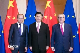 Chủ tịch Trung Quốc Tập Cận Bình (giữa), Chủ tịch Hội đồng châu Âu Donald Tusk (trái), Chủ tịch Ủy ban châu Âu Jean-Claude Juncker (phải) tại cuộc gặp ở Bắc Kinh ngày 16/7. (Ảnh: THX/TTXVN)