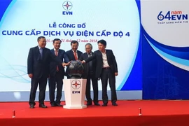 Các đại biểu chung tay kích hoạt dịch vụ Cung cấp dịch vụ điện cấp độ 4. (Ảnh: Ngọc Hà/TTXVN)