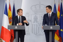 Thủ tướng Tây Ban Nha Pedro Sanchez (phải) và Tổng thống Pháp Emmanuel Macron. (Nguồn: EUROPA PRESS)