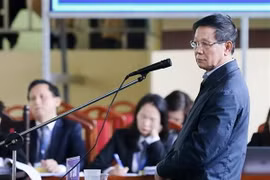 Bị cáo Phan Văn Vĩnh, nguyên Tổng cục trưởng Tổng cục cảnh sát, trả lời trước tòa. (Ảnh: Trung Kiên/TTXVN)
