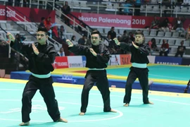 Bộ ba vận động viên Pencak Silat Vũ Tiến Dũng, Nguyễn Xuân Thành, Lưu Văn Nam đoạt huy chương bạc nội dung nam quyền biểu diễn. (Ảnh: Trọng Tuệ/TTXVN)