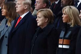 Từ phải qua trái: Tổng thống Nga Vladimir Putin, Phu nhân Tổng thống Pháp Brigitte Macron, Thủ tướng Đức Angela Merkel, Tổng thống Mỹ Donald Trump và vợ Melania Trump tại lễ kỷ niệm ngày 11/11 ở Paris. (Nguồn: AP)