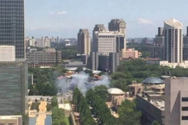 Khói bốc lên sau vụ nổ bên ngoài Đại sứ quán Mỹ ở thủ đô Bắc Kinh, Trung Quốc ngày 26/7. (Nguồn: The Sun/TTXVN)