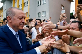 Tổng thống Thổ Nhĩ Kỳ Recep Tayyip Erdogan (trái) bên những người ủng hộ tại điểm bầu cử ở Istanbul ngày 24/6. (Nguồn: THX/TTXVN)