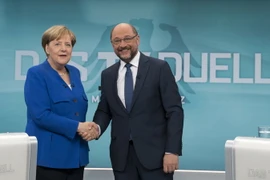 Thủ tướng Đức Angela Merkel (trái) và lãnh đạo đảng SPD Martin Schulz (phải). (Nguồn: AFP/TTXVN)