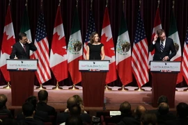 Bộ trưởng Kinh tế Mexico Ildefonso Guajardo Villarreal, Ngoại trưởng Canada Chrystia Freeland và Đại diện Thương mại Mỹ Robert E. Lighthizer tại cuộc họp báo công bố kết quả vòng 3 tái đàm phán NAFTA ở Ottawa, ngày 27/9. (Nguồn: AFP/TTXVN)