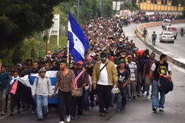 Người di cư Honduras từ Chiquimula, Guatemala hướng tới Mỹ ngày 17/10/2018. (Ảnh: AFP/TTXVN)