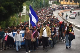Người di cư Honduras từ Chiquimula, Guatemala hướng tới Mỹ ngày 17/10/2018. (Ảnh: AFP/TTXVN)