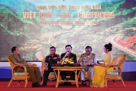 Bộ đội Biên phòng tỉnh Kon Tum và Công an 4 tỉnh Attapeu, Sekong (Lào), Rattanakiri (Campuchia) và tỉnh Kon Tum giao lưu tại chương trình. (Ảnh: Quang Thái/TTXVN)