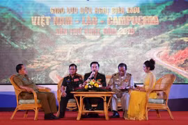 Bộ đội Biên phòng tỉnh Kon Tum và Công an 4 tỉnh Attapeu, Sekong (Lào), Rattanakiri (Campuchia) và tỉnh Kon Tum giao lưu tại chương trình. (Ảnh: Quang Thái/TTXVN)