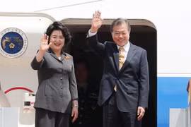 Tổng thống Hàn Quốc Moon Jae-in và phu nhân tại sân bay ở Seoul ngày 8/7 trước khi lên đường tới Ấn Độ. (Ảnh YONHAP)