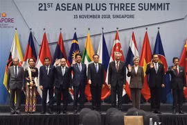 Lãnh đạo các quốc gia thành viên ASEAN và các đối tác Trung Quốc, Hàn Quốc, Nhật Bản chụp ảnh chung tại Hội nghị cấp cao ASEAN+3 tại Singapore ngày 15/11/2018. (Ảnh: AFP/TTXVN)