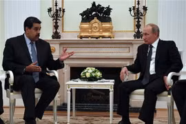 Tổng thống Nga Vladimir Putin (phải) và Tổng thống Venezuela Nicolas Maduro (trái) trong cuộc gặp tại Moskva, Nga, ngày 4/10/2017. (Ảnh: AFP/TTXVN)