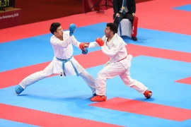 Minh Phụng (đai xanh) thi đấu trận chung kết hạng cân trên 84kg nam với Ganjzadeh Sajad (Iran). (Ảnh: Hoàng Linh/TTXVN)