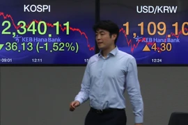 Bảng tỷ giá chứng khoán tại ngân hàng Hana, thủ đô Seoul, Hàn Quốc. (Ảnh minh họa. Yonhap/TTXVN)
