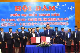 Ký kết biên bản ghi nhớ giữa Đoàn Thanh niên tỉnh Hà Giang và Châu Văn Sơn. )Ảnh: Minh Tâm/TTXVN)