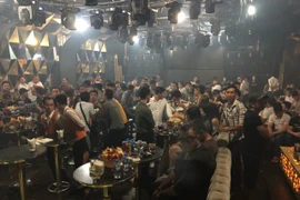 Quán bar Đông Kinh cũng bị Cơ quan chức năng xử phạt nhiều lỗi vi phạm. (Ảnh: TTXVN phát)