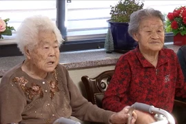 Các nạn nhân bị bắt làm "phụ nữ mua vui" theo dõi báo cáo về thỏa thuận Hàn Quốc-Nhật Bản tại Gwangju, phía đông Seoul năm 2017. (Nguồn: YONHAP/TTXVN)