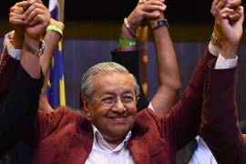 Cựu Thủ tướng Mahathir Mohamad mừng chiến thắng trong cuộc bầu cử Hạ viện Malaysia, tại Kuala Lumpur ngày 10/5. (Nguồn: AFP/TTXVN)