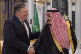 Ngoại trưởng Mỹ Mike Pompeo (trái) hội kiến Quốc vương Saudi Arabia Salman (phải) tại Riyadh ngày 16/10. (Ảnh: AFP/TTXVN)