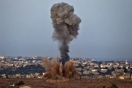Khói bốc lên sau các cuộc không kích của quân đội Israel vào Dải Gaza. (Ảnh: IRNA/TTXVN)