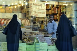 Người dân Saudi Arabia mua sắm tại một khu chợ ở Jeddah. (Nguồn: AFP/TTXVN)