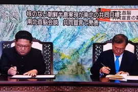 Nhà lãnh đạo Triều Tiên Kim Jong-un (trái) và Tổng thống Hàn Quốc Moon Jae-in ký tuyên bố chung tại Hội nghị thượng đỉnh liên Triều ở làng đình chiến Panmunjom ngày 27/4. (Nguồn: YONHAP/TTXVN)