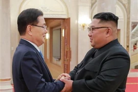 Ông Chung Eui-yong (trái) hội kiến nhà lãnh đạo Triều Tiên Kim Jong-un tại Bình Nhưỡng ngày 5/9. (Ảnh: YONHAP/TTXVN)