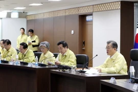 Tổng thống Hàn Quốc Moon Jae-in (phải) chủ trì cuộc họp Hội đồng An ninh quốc gia Hàn Quốc (NSC) ở Seoul ngày 21/8/2017. (Nguồn: EPA/TTXVN)