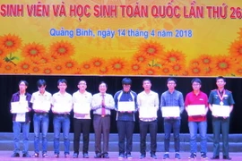 Chín thí sinh xuất sắc vinh dự được nhận Bằng khen của Bộ Giáo dục và Đào tạo. (Ảnh: Võ Dung/TTXVN)