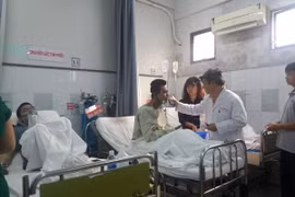 Nạn nhân của vụ cháy đang được cứu chữa tại Bệnh viện Nguyễn Tri Phương. (Ảnh: Đinh Hằng/TTXVN)
