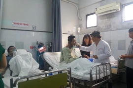 Nạn nhân của vụ cháy đang được cứu chữa tại Bệnh viện Nguyễn Tri Phương. (Ảnh: Đinh Hằng/TTXVN)
