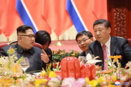 Chủ tịch Trung Quốc Tập Cận Bình (phải, phía trước) và nhà lãnh đạo Triều Tiên Kim Jong-un (trái, phía trước) trong cuộc gặp tại Bắc Kinh, Trung Quốc ngày 28/3. (Nguồn: Ảnh: EPA/TTXVN)