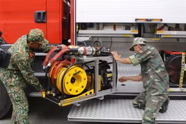 Các chiến sỹ kiểm tra trang thiết bị xe cứu nạn, cứu hộ. (Ảnh: Hoàng Hải/TTXVN)