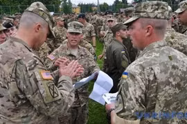 Binh sỹ Mỹ và Ukraine. (Nguồn: ukrinform.net)