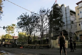 Cảnh sát Indonesia gác tại tại hiện trường vụ nổ bom ở Đông Java ngày 13/5. (Nguồn: EPA-EFE/TTXVN)