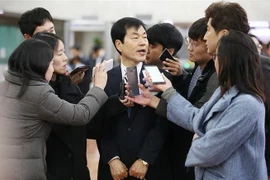 Giám đốc điều hành công ty Samsung BioLogics Co. Kim Tae-han (giữa) phát biểu với báo giới tại Seoul, Hàn Quốc ngày 31/10/2018. (Ảnh: Yonhap/TTXVN)