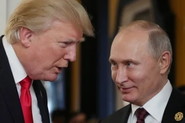 Tổng thống Mỹ Donald Trump (trái) trong cuộc gặp Tổng thống Nga Vladimir Putin tại Diễn đàn Hợp tác kinh tế Châu Á- Thái Bình Dương ở Việt Nam ngày 11/11/2017. (Nguồn: AFP/ TTXVN)