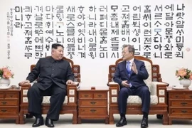 Nhà lãnh đạo Triều Tiên Kim Jong-un (trái) và Tổng thống Moon Jae-in trong cuộc gặp ở Panmunjom ngày 27/4. (Nguồn: Kyodo/TTXVN)