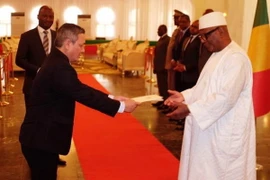 Đại sứ Phạm Quốc Trụ trình Quốc thư lên Tổng thống Ibrahim Boubacar Keïta. (Ảnh: Nguyễn Tấn Đạt/TTXVN)