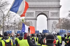 Người biểu tình ''Áo vàng'' phản đối chi phí sinh hoạt đắt đỏ tại Paris, Pháp ngày 8/12/2018. (Ảnh: THX/TTXVN)