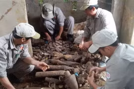 Đội rà phá bom mìn lưu động tỉnh Quảng Trị đang tiến hành xử lý số vật liệu nổ. (Ảnh: Thanh Thủy/TTXVN)
