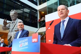 Chủ tịch tạm quyền đảng SPD, ông Olaf Scholz (phải) phát biểu tại Berlin ngày 4/3. (Nguồn: AFP/TTXVN)
