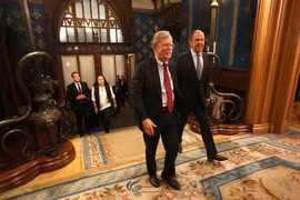 Cố vấn An ninh quốc gia Mỹ John Bolton (trái) và Ngoại trưởng Nga Sergei Lavrov trong cuộc gặp tại Moskva (Nga), ngày 22/10/2018. (Ảnh: AFP/TTXVN)