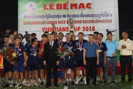 Ban Tổ chức trao cúp Vientiane Cup 2018 cho đội vô địch. (Ảnh: TTXVN)